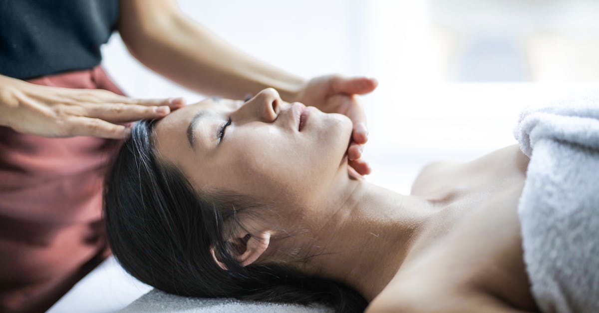 . Ce guide complet examine comment différentes techniques de massage peuvent soulager les maux de dos et améliorer le bien-être général, en se concentrant sur les bienfaits physiologiques et émotionnels que les massages peuvent apporter.