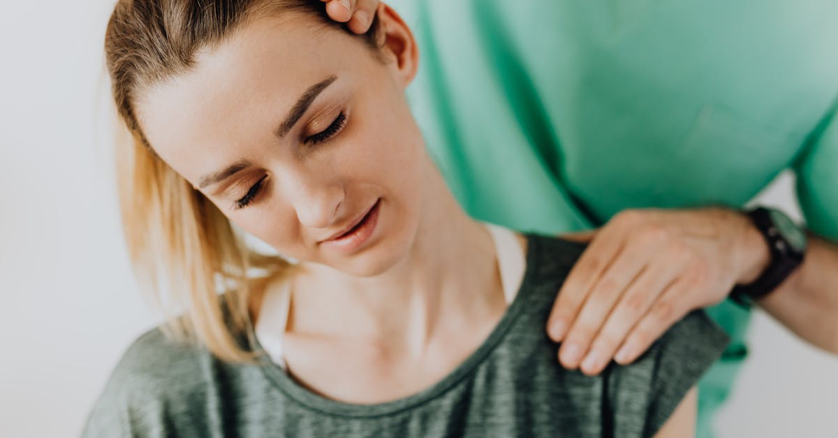 découvrez des stratégies et des traitements efficaces pour soulager les douleurs cervicales. Des exercices et étirements aux techniques thérapeutiques, apprenez à soulager l'inconfort et à améliorer la santé de votre cou.