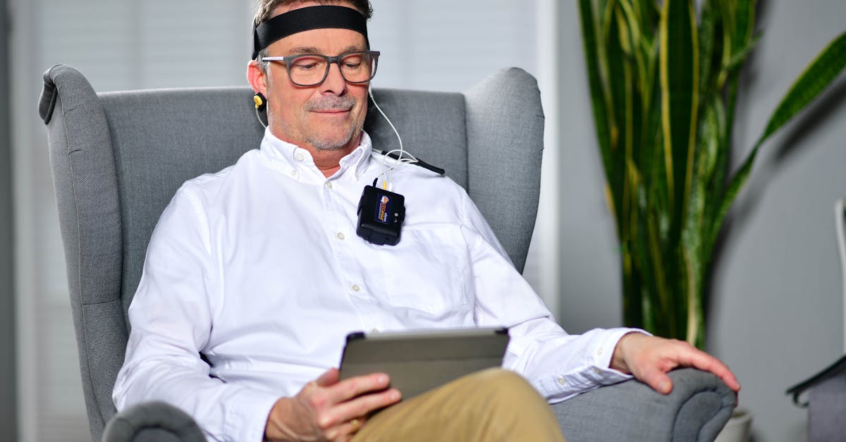 Les maux de tête chroniques et les migraines peuvent avoir un impact significatif sur la vie quotidienne, créant des difficultés au travail, dans les relations et sur le bien-être général. Le biofeedback offre une voie prometteuse pour le soulagement des maux de tête, conformément à l'engagement de Pulse Align en faveur d'une santé holistique par la santé neuromusculaire et l'amélioration de la posture. Cet article explore comment le biofeedback favorise la conscience de soi et permet aux personnes de mieux gérer leurs maux de tête en traitant la douleur migraineuse, en identifiant leurs causes et en reconnaissant leurs déclencheurs.
