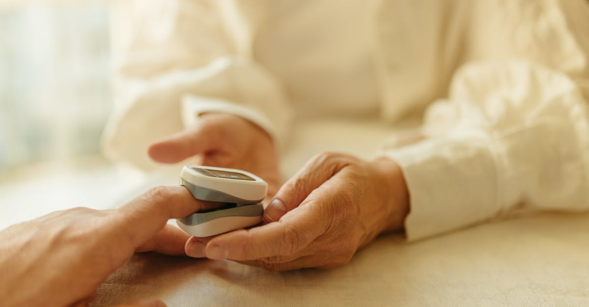 Comparée aux traitements couramment utilisés comme les analgésiques, les injections de corticoïdes ou la chirurgie, la technologie de décompression neurovertébrale de TAGMED se distingue. Elle offre des avantages significatifs, notamment l'absence d'interventions invasives, la minimisation des risques liés aux médicaments et une guérison potentiellement plus rapide. Les patients à la recherche d'alternatives plus sûres et fondées sur des données probantes trouveront probablement la décompression neurovertébrale un choix convaincant, offrant une approche holistique de la gestion de la douleur et facilitant la guérison.