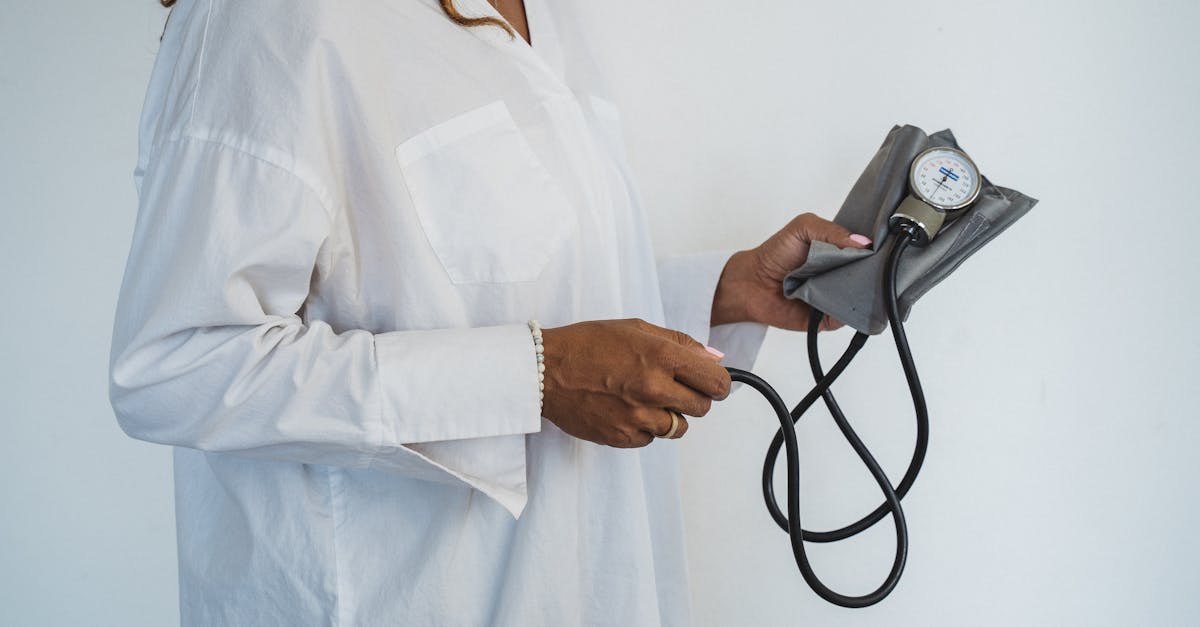Vous avez des difficultés à tourner la tête ? Ce problème fréquent peut être dû à diverses causes de douleurs cervicales, notamment une nuque artificielle, un coup du lapin ou même un nerf pincé. Chez Pulse Align, nous pensons qu’il est important de répondre à ces préoccupations grâce à une approche de recalibrage holistique qui vise à améliorer votre santé neuromusculaire et à favoriser une amélioration efficace de votre posture. Rejoignez-nous pour découvrir comment nos solutions uniques peuvent vous aider à retrouver votre mobilité et à améliorer votre bien-être général.