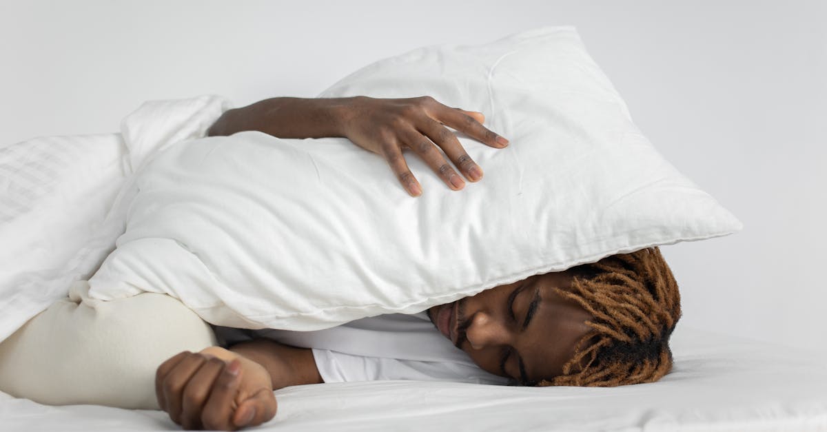 discover the optimal sleep positions for a restful night. explore various sleeping postures to enhance comfort and improve sleep quality, while reducing pain and tension. learn how your sleep position affects your health and well-being.