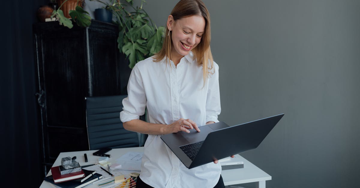 découvrez les solutions ultimes de bureau debout conçues pour améliorer votre productivité et votre bien-être. nos bureaux réglables offrent des avantages ergonomiques, favorisant une meilleure posture pendant que vous travaillez. explorez une gamme de styles et de fonctionnalités qui répondent aux besoins de votre espace de travail, vous aidant à rester actif et concentré tout au long de la journée.