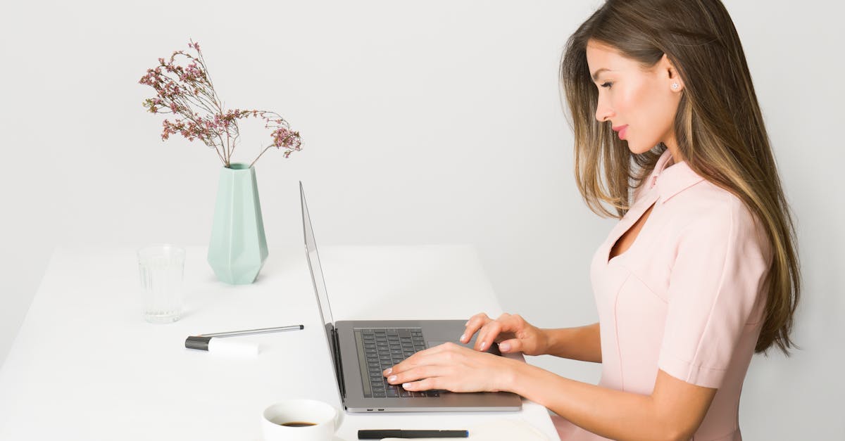 discover the benefits of a standing desk for your workspace. improve your posture, boost productivity, and enhance your overall well-being with our innovative design solutions. perfect for home or office use!
