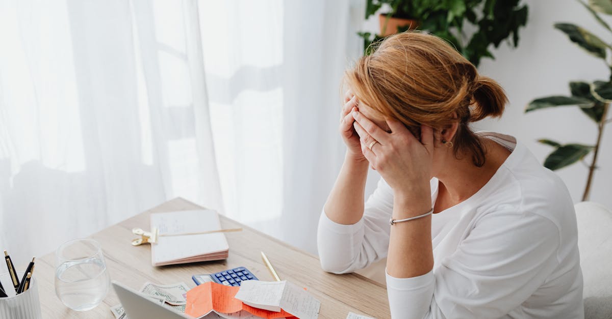 Découvrez des techniques efficaces de soulagement du stress qui favorisent la relaxation et le bien-être. Explorez diverses méthodes, de la pleine conscience à la méditation, en passant par les activités physiques et les exercices de respiration, pour trouver celle qui vous convient le mieux pour gérer votre stress et favoriser la clarté mentale.