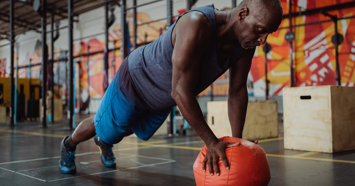 Peut grandement contribuer à renforcer votre ceinture abdominale et à améliorer votre posture. Voici quelques exercices du tronc fortement recommandés :
