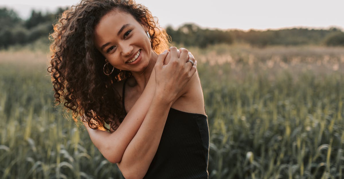 Favorisent une meilleure mécanique corporelle et facilitent les mouvements naturels. Associées à des exercices d'étirement, ces techniques permettent aux individus de vaquer à leurs activités quotidiennes avec plus de facilité tout en minimisant l'inconfort lié à une position assise prolongée.